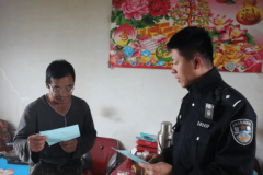 向过往群众发放消防安平安宣传手册70余份